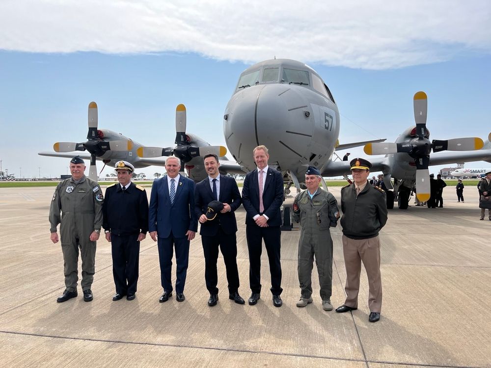 Argentinas forsvarsminister Luis Petri (i midten), omkranset av ambassadørene Marc R. Stanley (t.v) fra USA og Halvor Sætre fra Norge, og fra venstre: Fernando Luis Presti, sjef Luftforsvaret, Carlos María Allievi, sjef Sjøforsvaret, Xavier Isaac, forsvarssjef (El jefe del Estado Mayor Conjunto de las Fuerzas Armadas; JEMCFFAA) og Carlos Alberto Presti, sjef Hæren. 