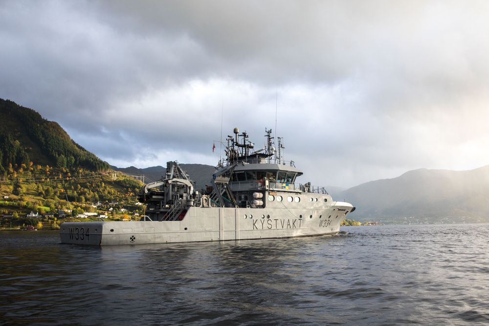 Kystvaktskipet Tor i Hardanger i 2018. Skipet var i umiddelbar nærhet av den utenlandske ubåten da de ble overrasket i Hjeltefjorden 20. mai i år. 