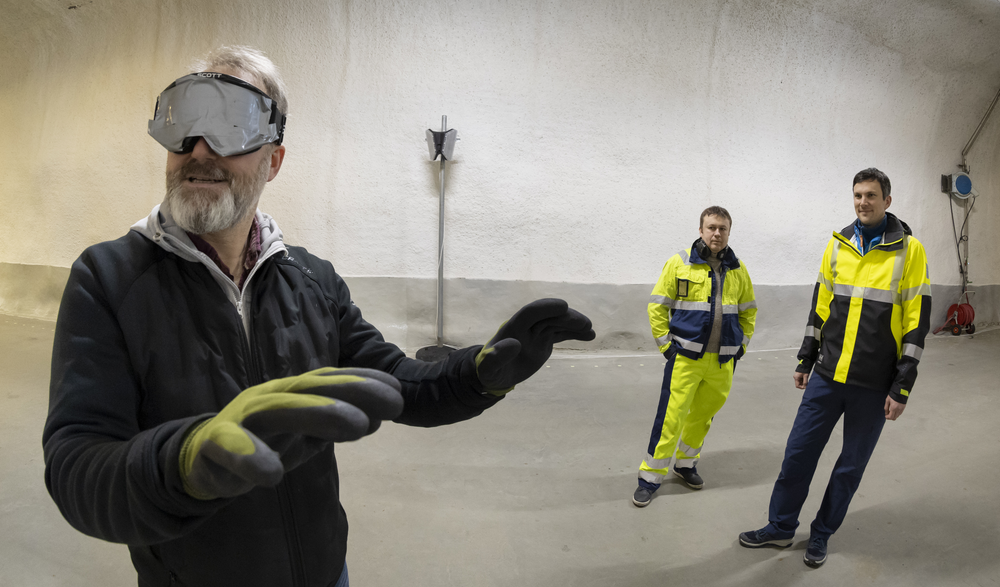 Test av lydsystemet i en av testtunnelene til Statens vegvesen. Oppfinnerne Eugene Zaikonnikov og Tron Vedul Tronstad følger med.