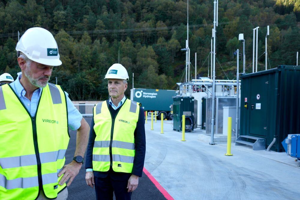 Statsminister Jonas Gahr Støre sto for åpningen av Hellesylt Hydrogen Hub 18.september. Nylig bestemte Equinor seg for å droppe hydrogenproduksjon og eksport i rør til Tyskland. Foran til høyre står investor Knut Flakk. 