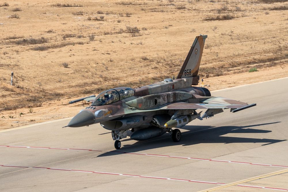 Det israelske F-16I Sufa kan fremstå noe mer klumpete enn andre F-16, på grunn av drivstofftankene montert på øvre del av flyets skrog. Her er flyet på rullebanen i Israel i forbindelse med oppdrag i Libanon i september.