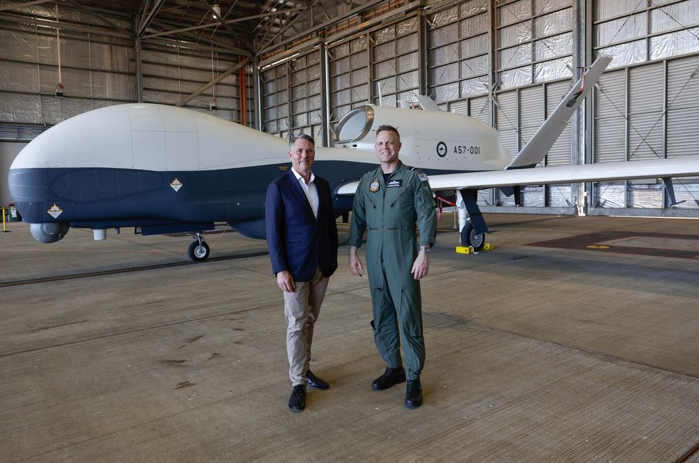 Australias forsvarsminister Richard Marles og leder for landets luftforsvar, luftmarskalk Stephen Chappell tok imot landets første MQ-4C Triton-drone i sommer.