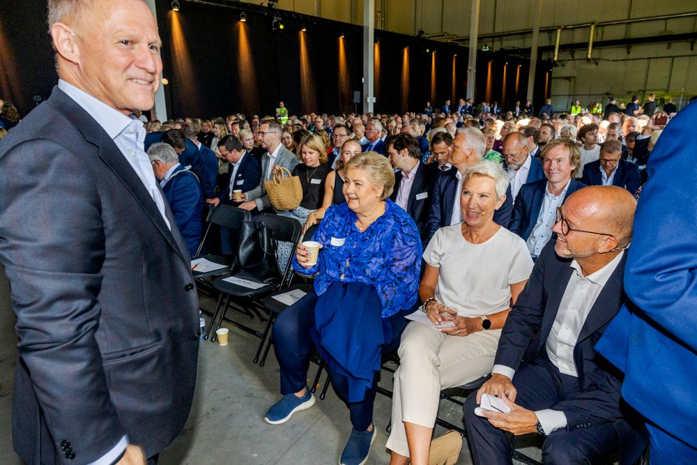 En lang rekke samfunnstopper deltok på åpningen av Morrows – og Norges – første storskala batterifabrikk i Arendal i august. Til venstre står Morrow-sjef Lars Christian Bacher. Sittende på første rad: Høyre-leder Erna Solberg, LO-leder Peggy Hessen Følsvik og NHO-sjef Ole Erik Almlid. 