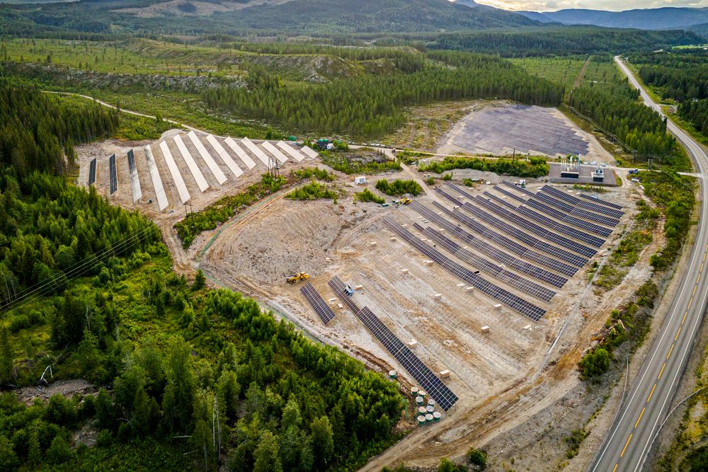 Furuseth Solkraftverk i Stor-Elvdal på 7 MW vil bli Norges største solkraftverket når det åpner i høst. Her er kraftverket under bygging sommeren 2024.