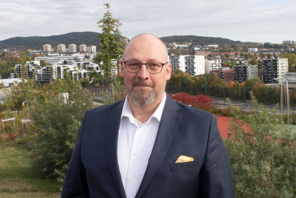 Georg Svendsen, leder for infrastruktur i Telia Norge, forteller at selskapet er ferdig med å oppgradere nettet fra Oslo til Trondheim. Nå jobbes det med å få mer fart på veien videre til Tromsø. Her fotografert på taket av Telias bygg på Økern i Oslo.