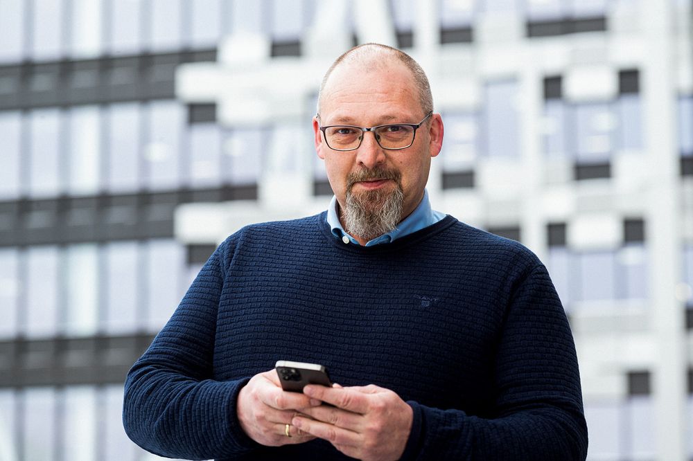 Georg Svendsen, leder for infrastruktur i Telia Norge, fotografert på taket av Telias bygg på Økern i Oslo. Han takker 2G for laget.