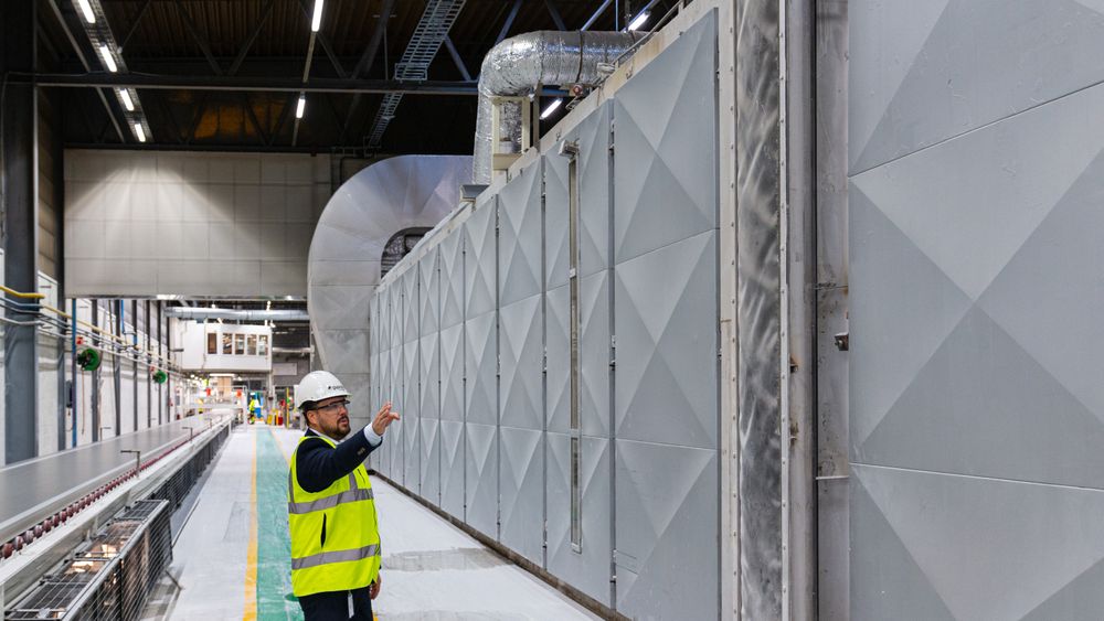 Simen Kandola viser frem det hypermoderne tørkeanlegget som går på strøm.