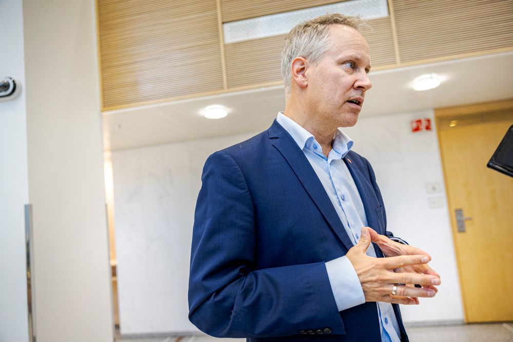 Samferdselsminister Jon-Ivar Nygård (Ap) har informert feil om tilsyn av innenlands helikoptertrafikk, skriver Bergens Tidende.