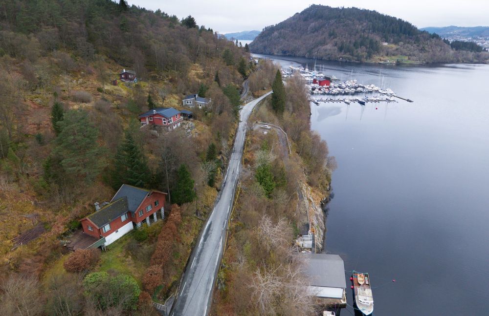 Dagens fylkesvei 5310 med utsikt mot nord. Marinaen i bakgrunnen.