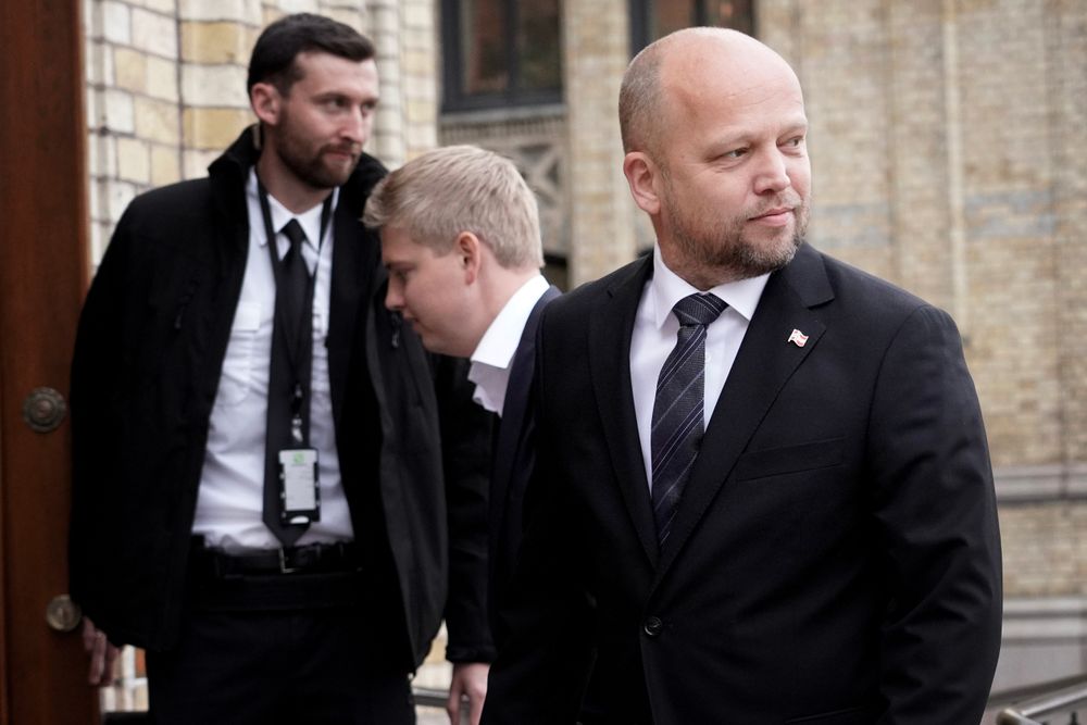 Finansminister Trygve Slagsvold Vedum (Sp) på vei inn til Stortinget for fremleggelsen av statsbudsjettet for 2025.
