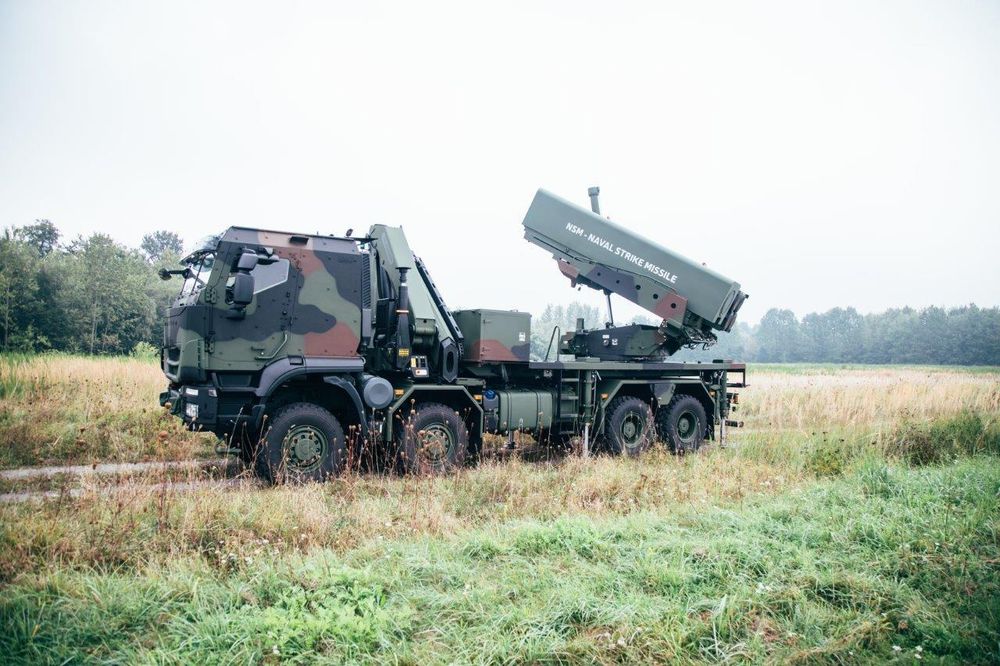 MARS III I felt på et testområde nær Kassel i Tyskland i september 2024. På utskytingsrampen er det montert en NSM-kasset. Systemet står på en Iveco Trakker. 