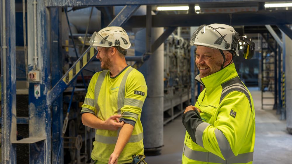 Fabrikksjef Svend Aage Larsen (t.h.) forteller at de ansatte har kommet med verdifulle innspill til fornyingen av fabrikken.
