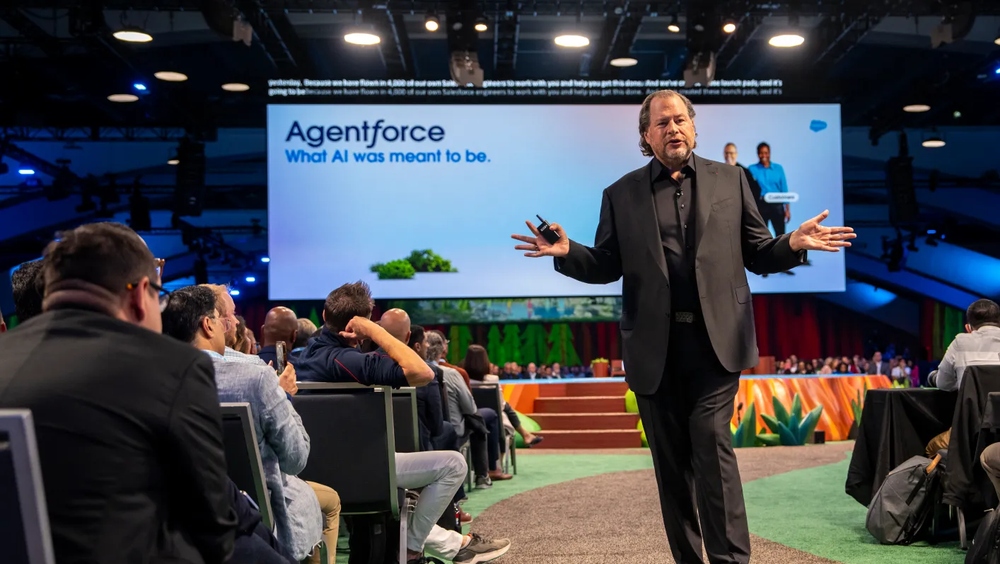 Den profilerte medgründeren og CEO i Salesforce, Marc Benioff, under den storstilte lanseringen av Agentforce, som er selskapets megasatsing på autonome AI-agenter