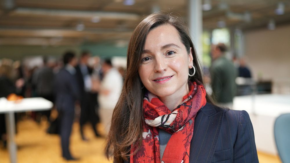 Ilda Metani leder et team av eksperter som jobber med KI for industrielle applikasjoner. Teamet hennes er en del av Schneider Electrics AI Hub, med mer enn 350 spesialister som utvikler KI løsninger.  <i>Foto:  Schneider Electric</i>