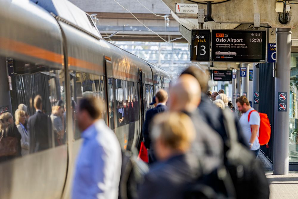 Mange av pendlerne på Østlandet bruker Gardermobanen. De må tåle stadig større forsinkelser.