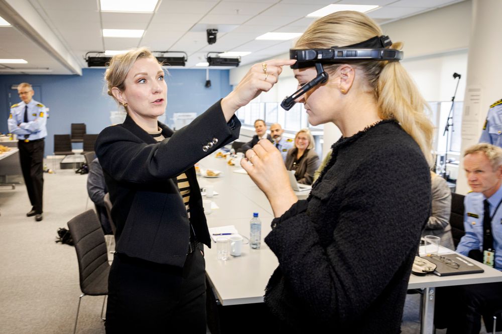 Digitaliseringsminister Karianne Tung (Ap) og justisminister Emilie Enger Mehl (Sp) fikk denne uken presentert både tekniske innovasjoner og ambisiøse IT-planer under sitt besøk på Politihuset på Grønland. Her tester de det nyeste hodekameraet til politiet. 