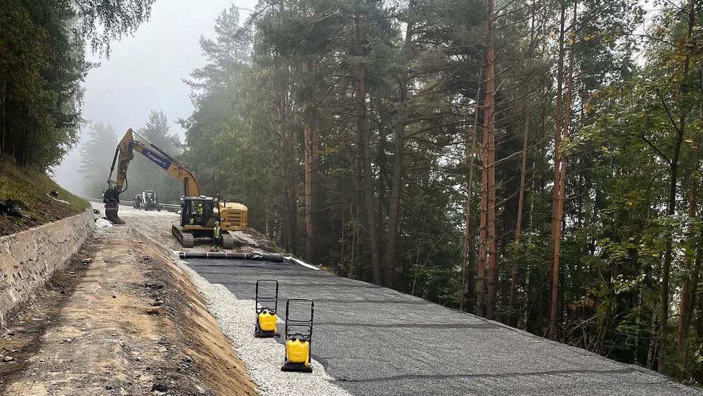 Utbedringsarbeidene har vært nødvendige for å sikre både trafikksikkerhet og langvarig stabilitet på denne viktige strekningen av E16.