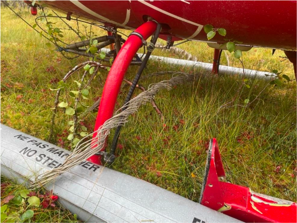 Aluminiumskordelene er tvinnet rundt helikopterets høyre understell etter nødlandingen på myra. 