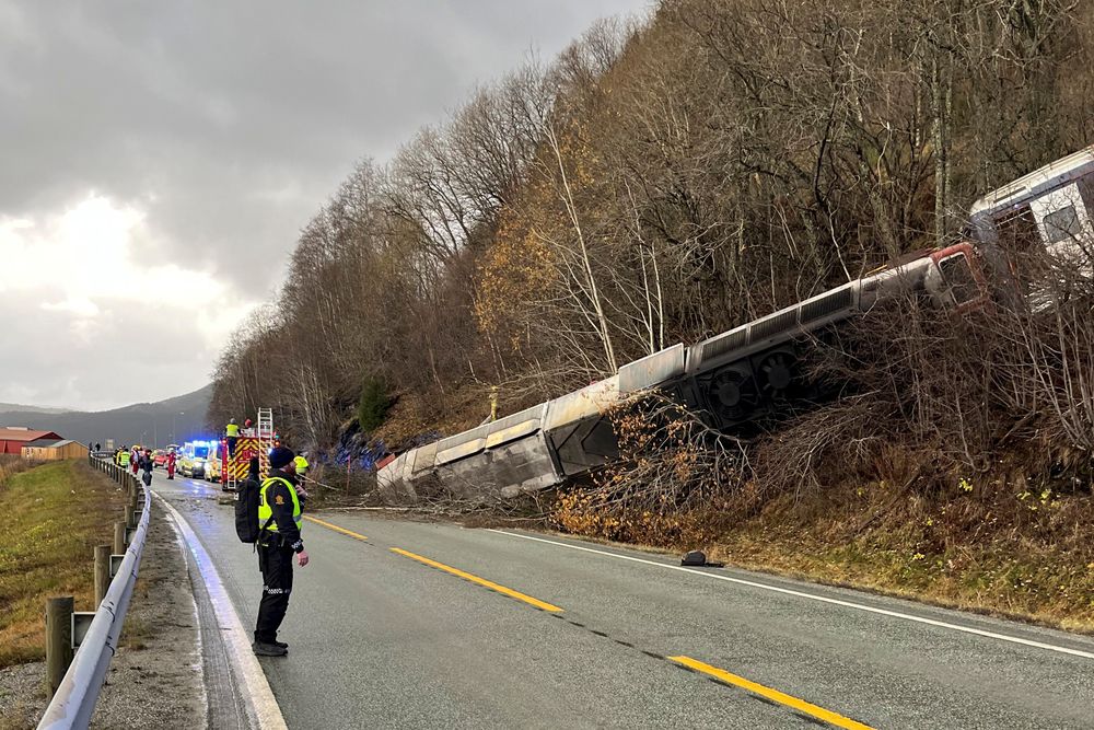 Lokføreren mistet livet i togavsporingen ved Finneidfjord i Nordland torsdag ettermiddag, opplyser politiet. Veien forbi ulykkesstedet er stengt inntil videre.