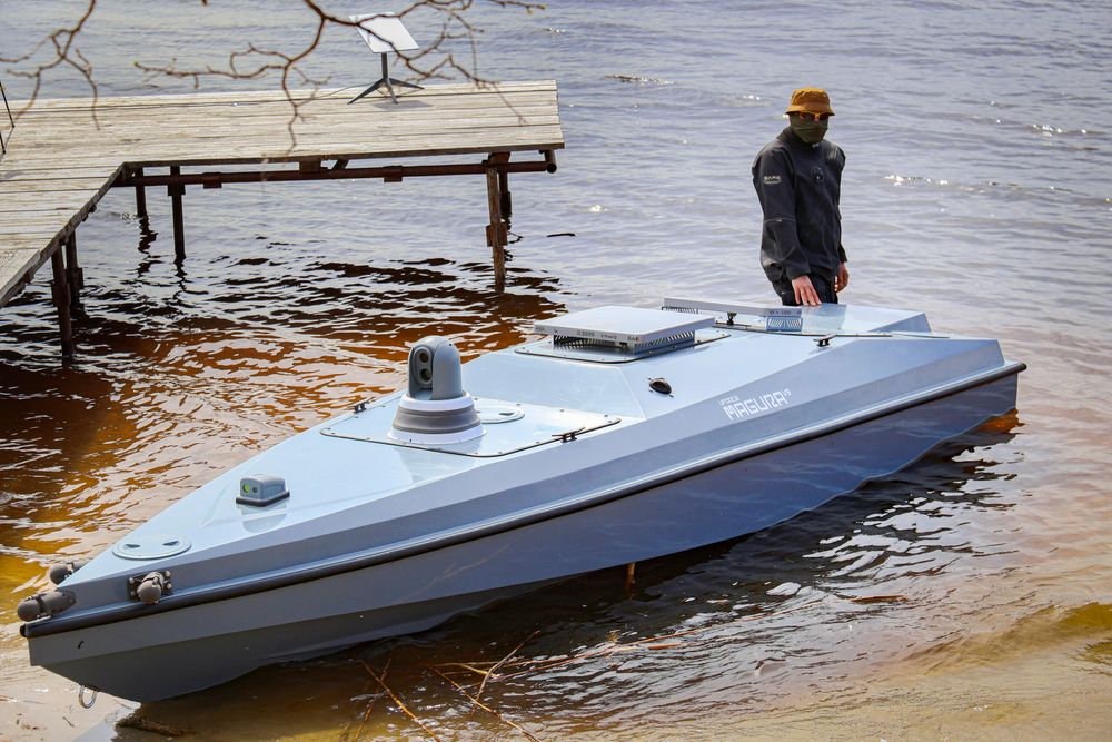 En ukrainsk soldat ved en Magura V5 sjødrone, utviklet for bruk av det ukrainske forsvaret. Slik teknologi har vært effektiv mot russiske skip i Svartehavet.