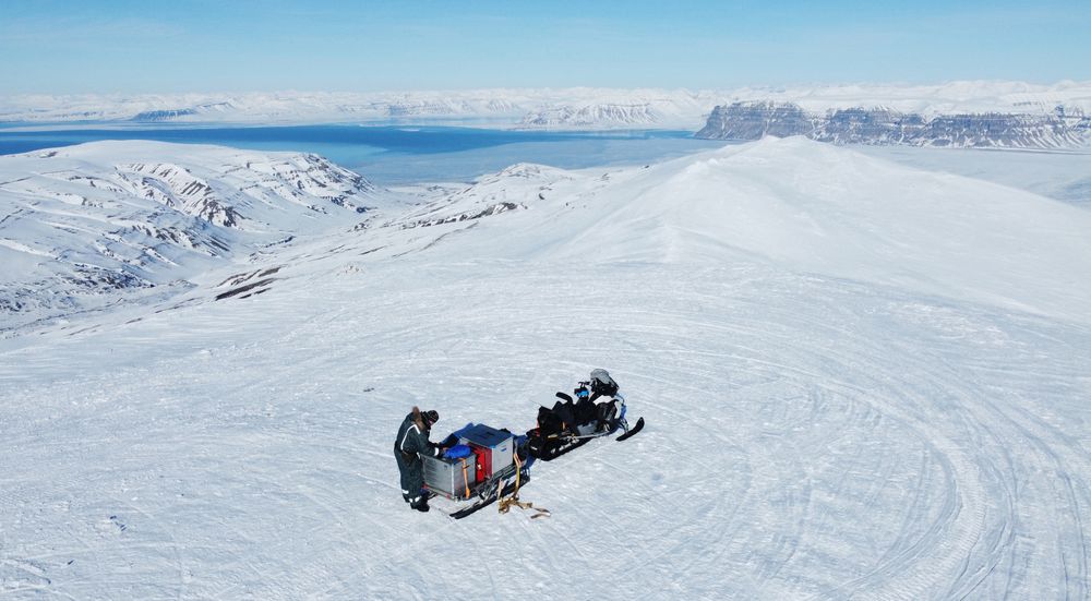 Prosjektleder Espen Olsen felttester internettbredbånd fra lavbanesatellitter på Svalbard. 