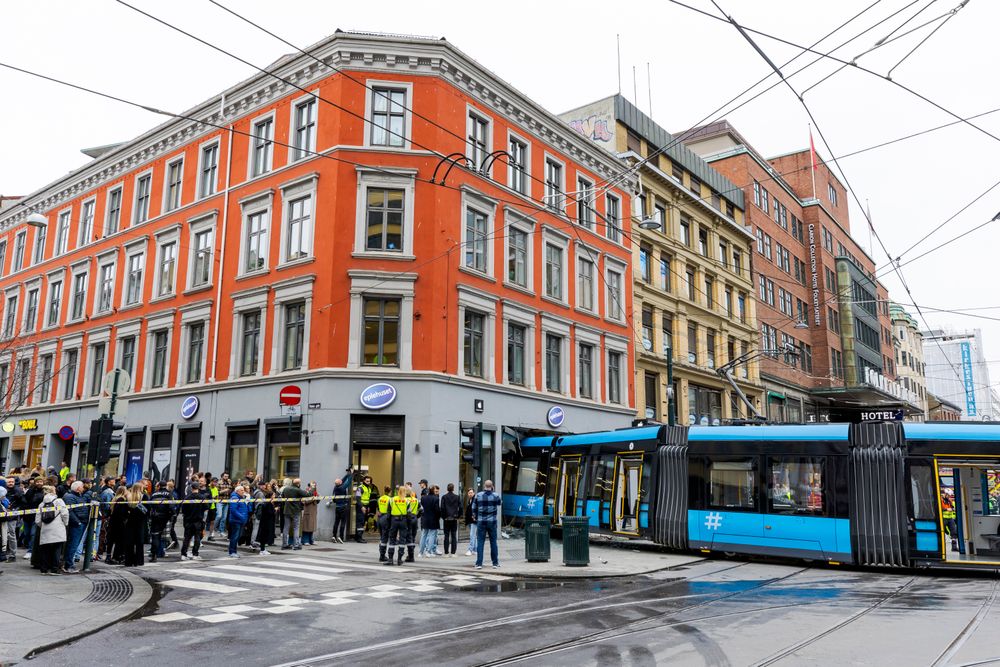 En trikk på vei mot Stortorvet sporet av og kjørte rett inn i eplehuset tirsdag formiddag. Fire personer ble skadet. 