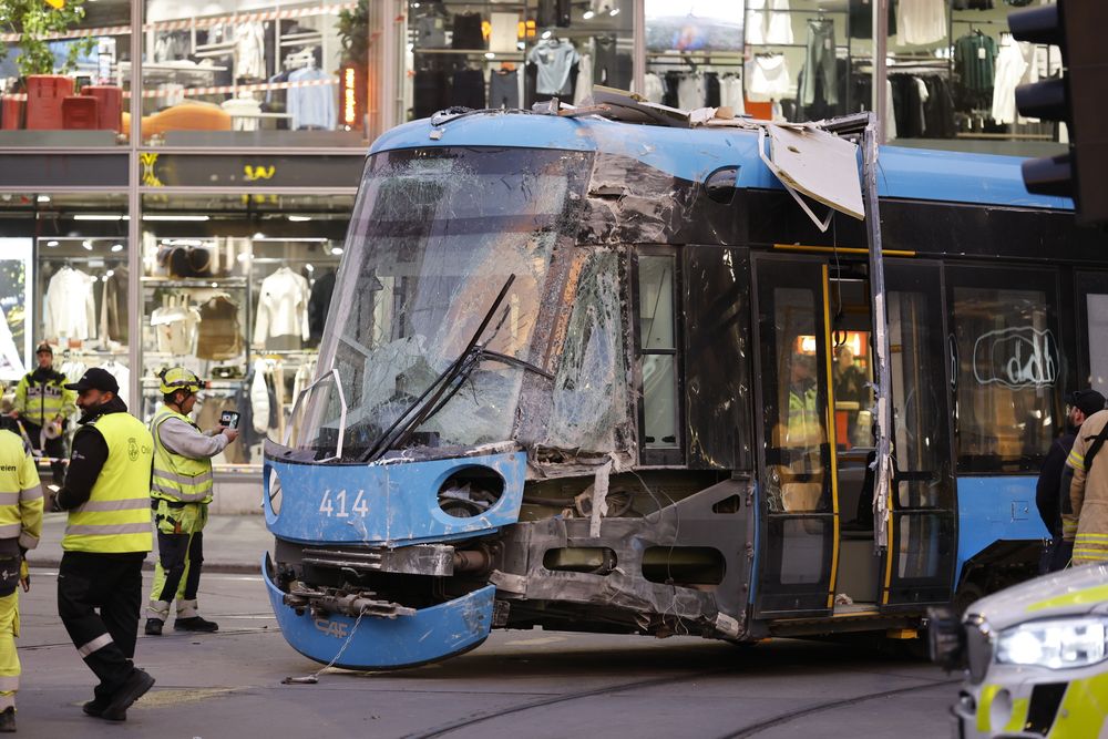 Trikken ble tauet ut av butikken med tauebil tirsdag ettermiddag.