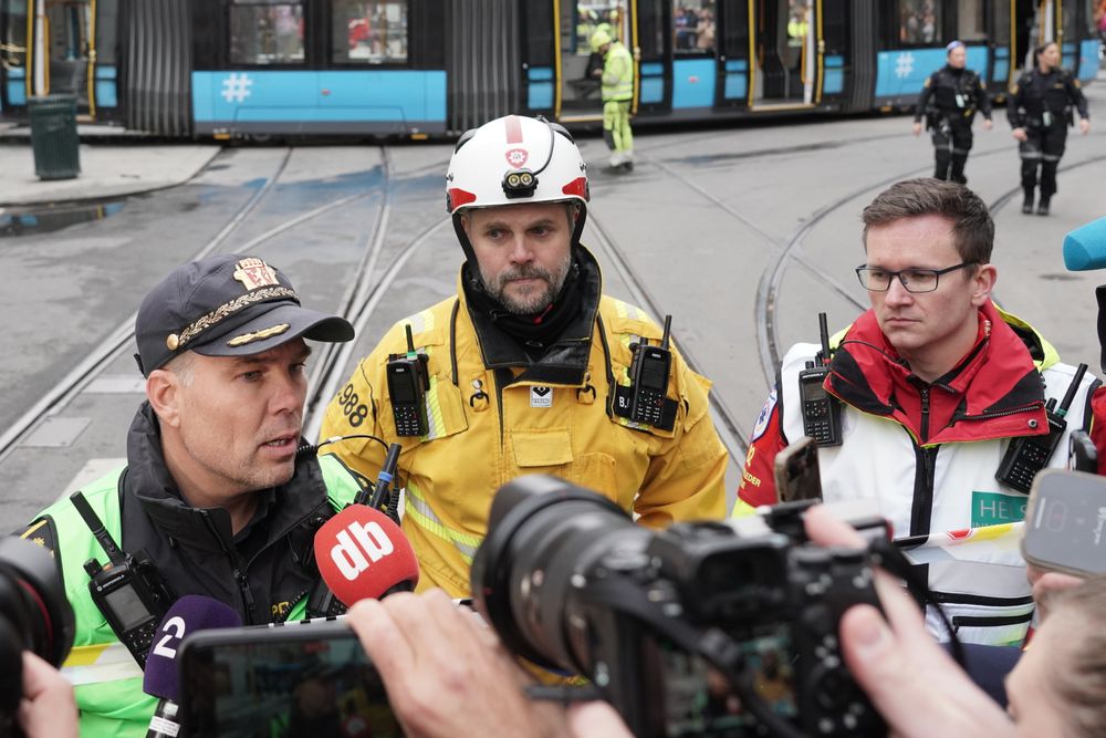 TRikken kjører som normalt dagen etter at en trikk kjørte inn i en butikk i Oslo. Her informerer politiets innsatsleder Anders Rønning og innsatslederne fra de andre nødetatene om ulykken.