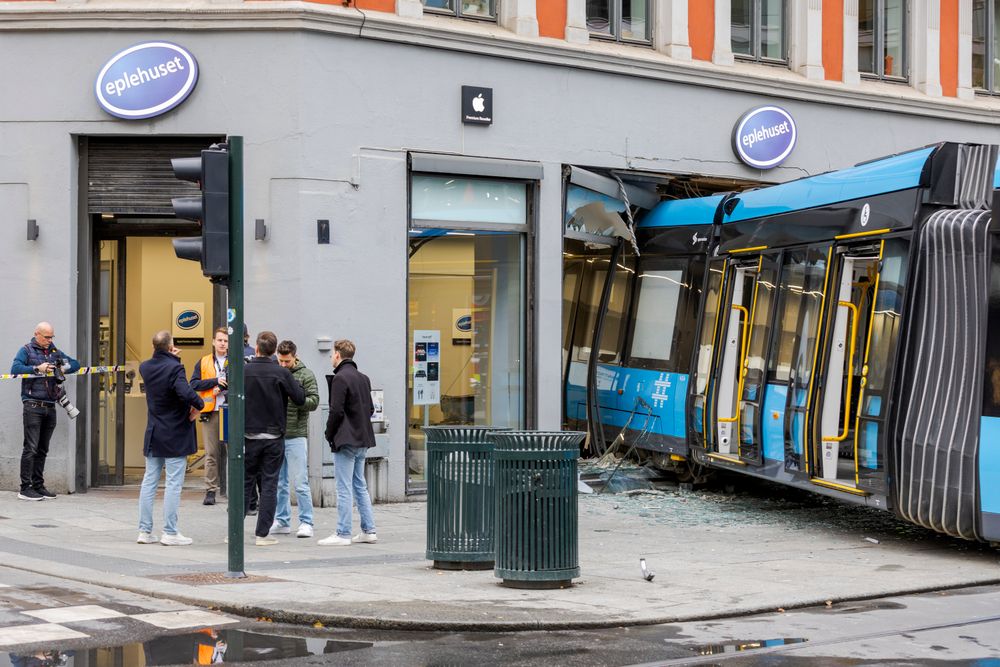 En trikk sporet av og kjørte rett inn i butikken Eplehuset i Storgata i Oslo tirsdag formiddag.