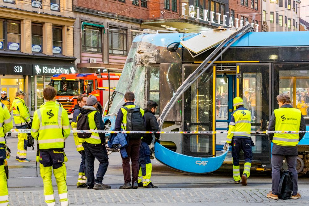 Trikken som kjørte inn i Eplehuset tirsdag ble senere på dagen dratt ut av butikken.