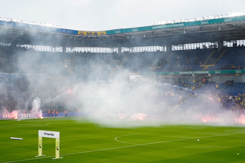 Supportere kastet bluss mot hverandres før Superliga-kampen mellem Brøndby IF og FC København forrige helg.