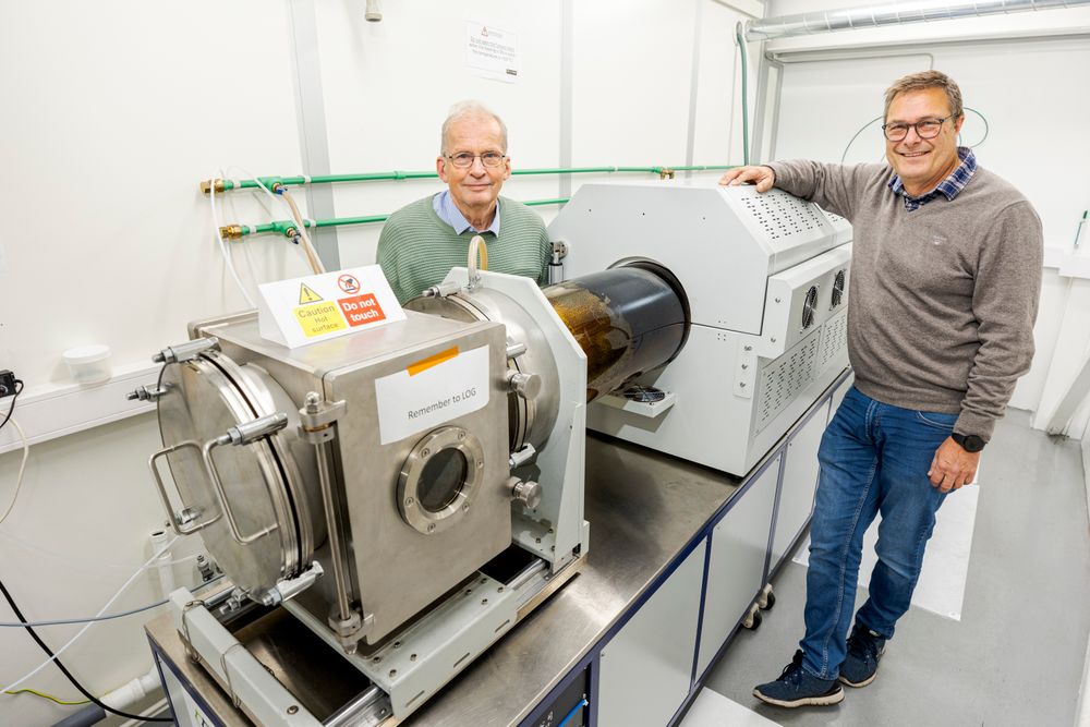 Gründer Per Alfred Øhlckers (til venstre) og påtroppende sjef Egill Elvestad i Nanocaps viser en av maskinene de bruker i den videre utviklingen.
Foto: Arash Nejad