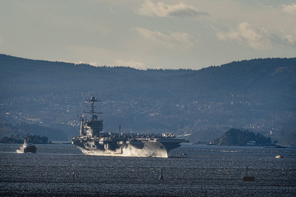 Hangarskipet Harry S. Truman på vei inn Oslofjorden fredag.