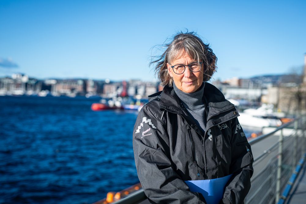 Tone Bergan, avdelingsdirektør for strålesikkerhet i Direktoratet for strålevern og atomsikkerhet, på verandaen hos Oslo Havn 1. november 2024.