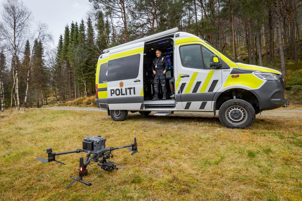 En av politiets dronebiler i aksjon. De bruker droner fra kinesiske DJI, som det en stund var politisk stemning for å forby i offentlige innkjøp. Den stemningen har nå snudd.