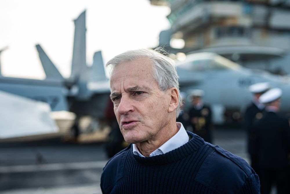 Jonas Gahr Støre, her på hangarskipet Harry S. Truman i november 2024, legger i dag frem regjeringens nasjonale sikkerhetsstrategi. 