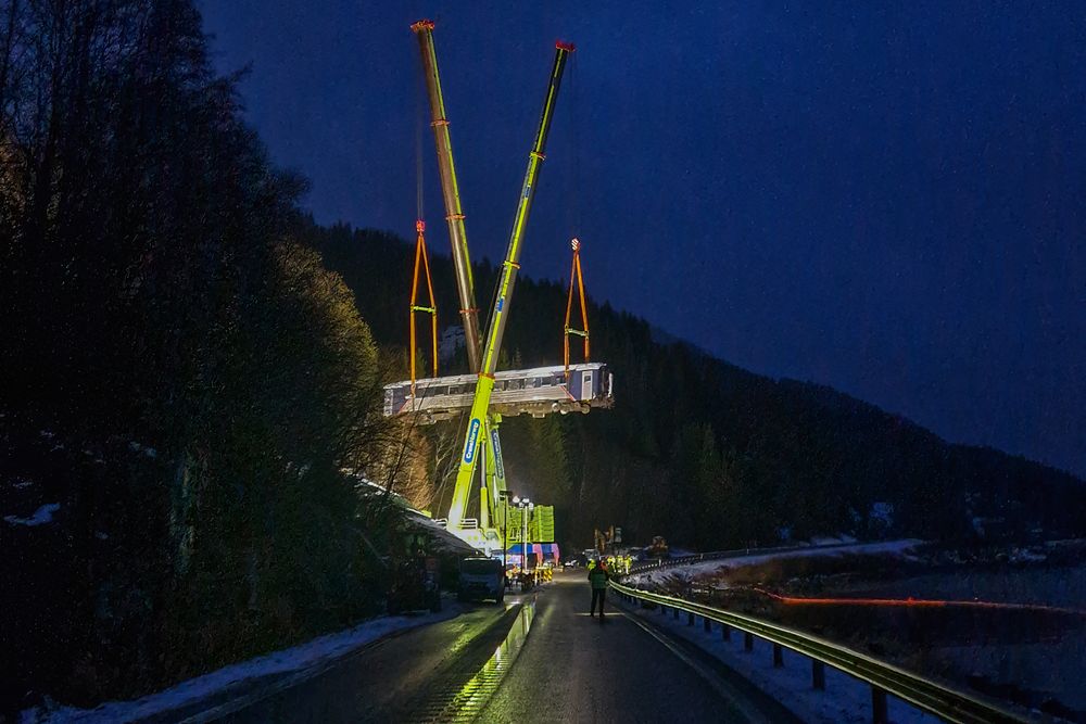 Søndag ettermiddag ble en av vognene fra ulykken på Nordlandsbanen løftet ut av ulykkesstedet ved Finneidfjord mellom Bjerka og Mo i Rana.