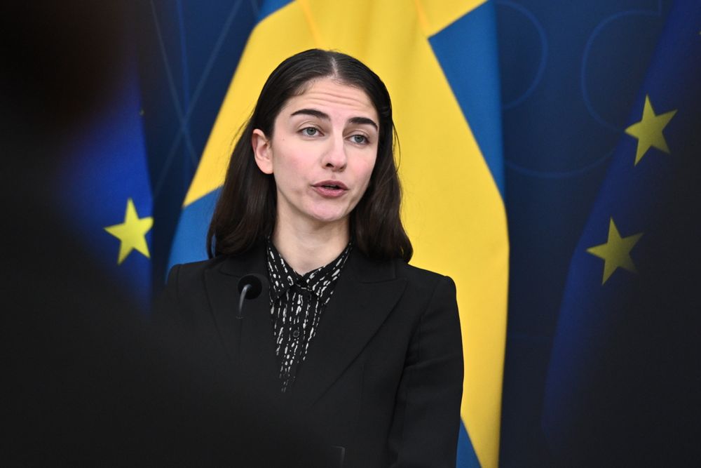 Sveriges miljøminister Romina Pourmokhtari (L) la frem nyheten på en pressekonferanse mandag.