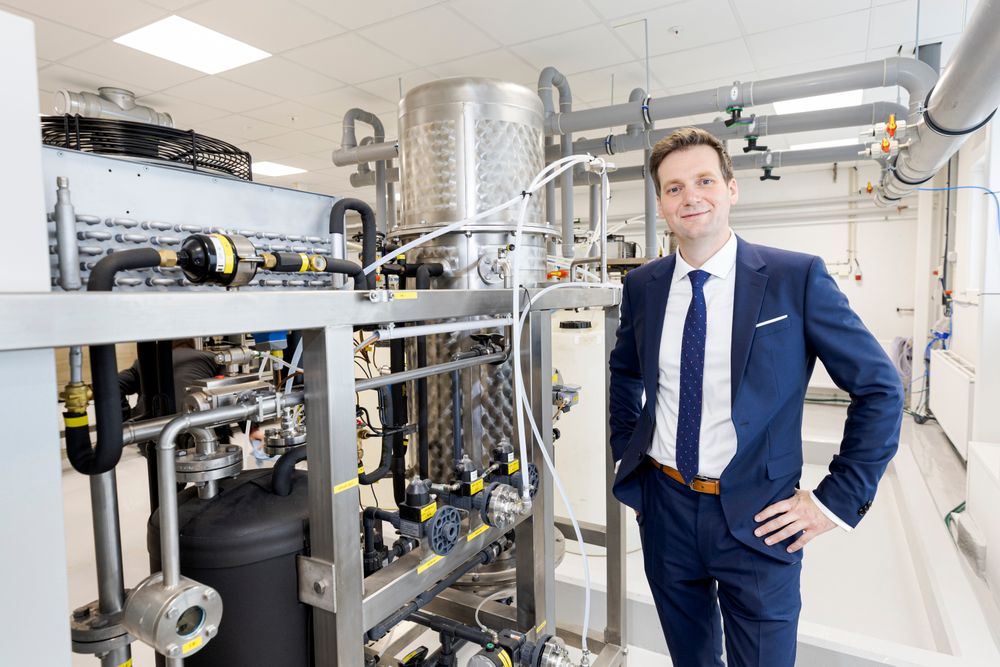 Thor Medical utvikler produkt av thorium og bly som etter videreforedling kan brukes i kreftbehandling. Nå kan konsernsjef Jasper Kurth melde om at de har inngått to avtaler. Her fotografert under åpningen av pilotfabrikken i 2024.