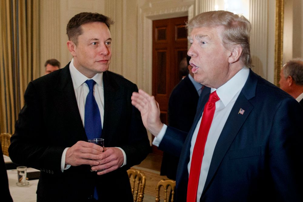 Elon Musk (til venstre) snudde i sommer og gjorde seg til bestevenn med påtroppende president Donald Trump. 