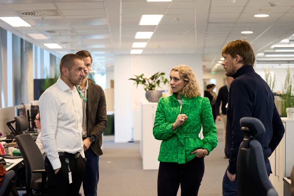 Norsk helsenett drifter blant annet Helse- og KommuneCERT, som skal oppdage og håndtere uønskede IKT-sikkerhetshendelser. Her viser avdelingsdirektør Gunnar A. Johansen digitaliserings- og forvaltningsminister Karianne Tung (Ap) rundt da tjenesten åpnet i fjor høst.