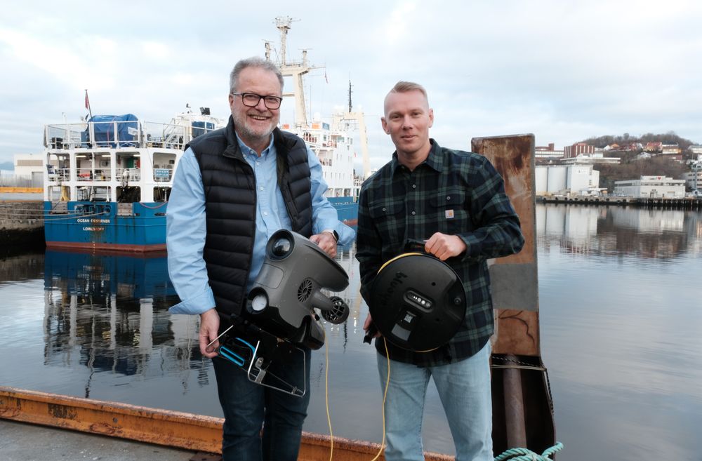 CTO Jonas Follesø (t.h) i Blueye Robotics lot teknologiredaktør Jan M. Moberg teste en Blueye X3-drone fra kaikanten i Nyhavna i Trondheim. 