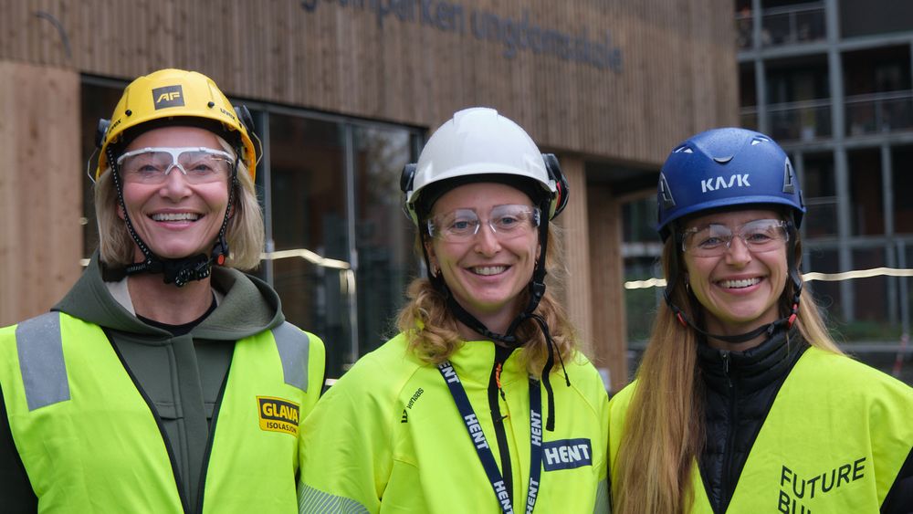 Kristin Rian, Synne Sofie Eliasson og Nora Holand Hay utenfoir Magasinparken ungdomsskole, som er i ferd med å ferdigstilles.