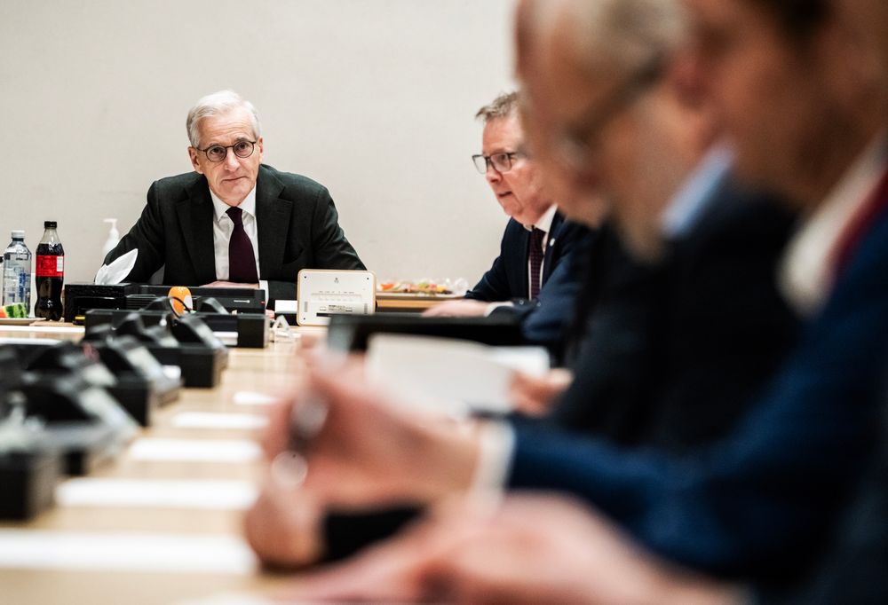 Statsminister Jonas Gahr Støre (t.v.) og forsvarsminister Bjørn Arild Gram møtte forsvarsindustrien på Statsministerens kontor onsdag.