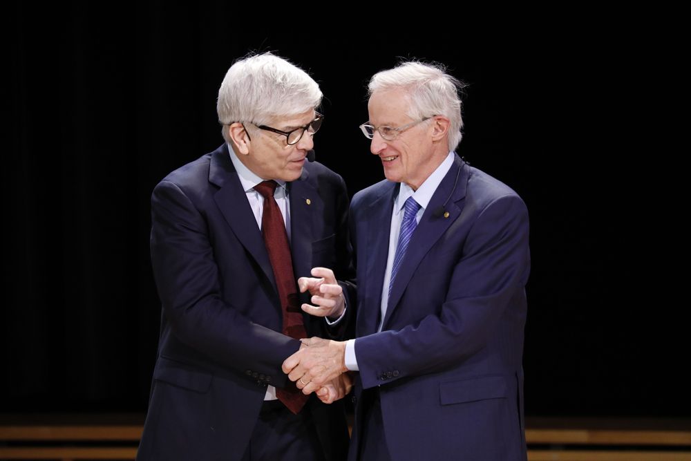 Paul Romer (t.v.) fikk nobelprisen i økonomi fordi han har implementert teknologiens betydning for økonomisk vekst, mens William D. Nordhaus fikk den for å ta klimaendringene inn i sine beregninger.