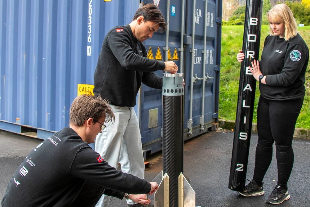 Studentene har bygget en testrigg for sine rakettmotorer. Her er styremedlemmene Martin Horgen Rasmussen (t.v.), Daniel Varming og Ulva Henriksen i UiS Aerospace. 