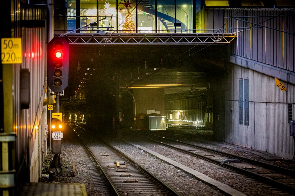 Både fjerntog til Bergen, Stavanger og Nord-Norge må gjennom dagens trange Oslotunnel. Prislappen for å utvide tunnelen ligger nå på 60 milliarder.