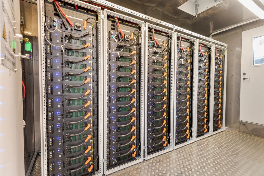 Flere vil bygge batterianlegg i Norge, og NVE har brukt mye tid på å svare på henvendelser. Nå kommer en ny veileder som skal gjøre det enklere å navigere regelverket.