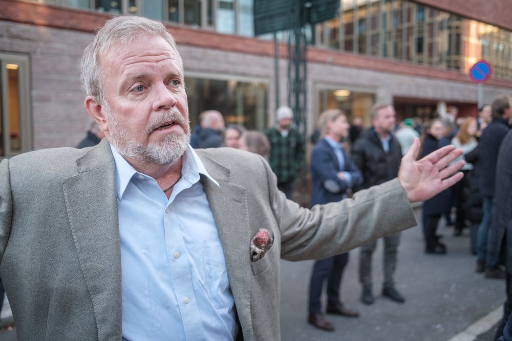 Advokat Jon Wessel-Aas representerer saksøkerne i saken mellom Staten og Tinius-stiftelsen og redaktør Tom Erik Thorsen. Her avbildet i forkant av tingrettssaken i slutten av 2024.