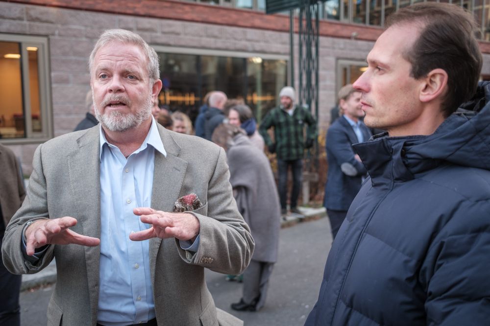 Advokatene Jon Wessel Aas (v) og Emanuel Feinberg (h) representerer saksøkerne i et historisk søksmål om E-tjenestens digitale overvåking.